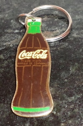 93135-1 € 3,00 coca cola sleutelhanger flesje ijzer.jpeg